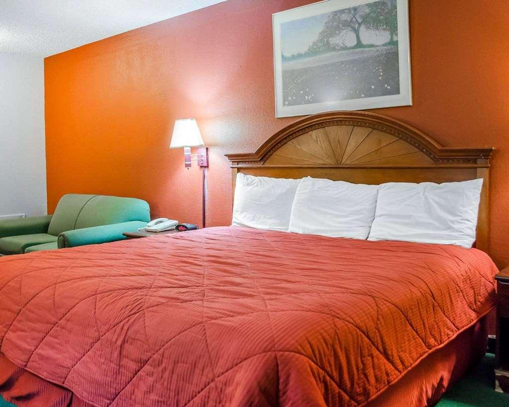 Rodeway Inn Harrisburg Room photo