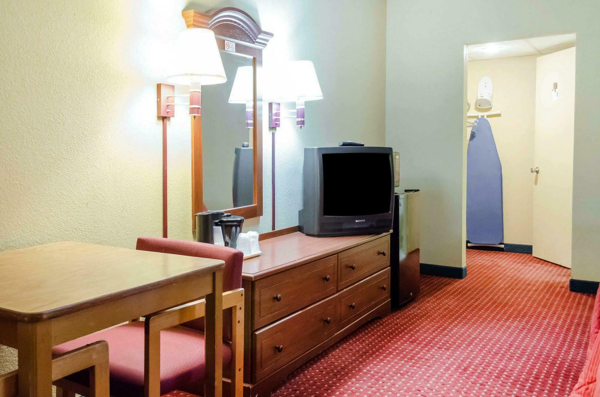 Rodeway Inn Harrisburg Exterior photo